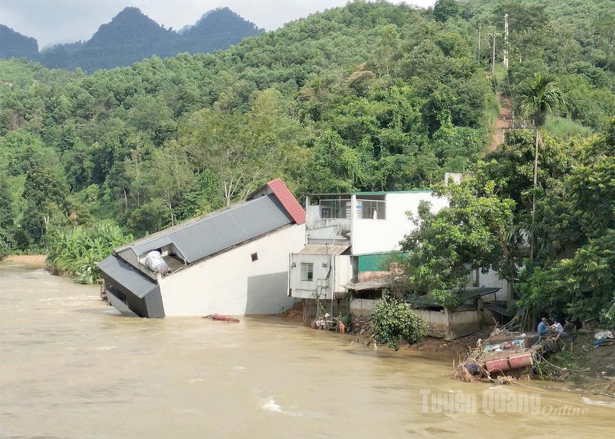 As famílias que perderam suas casas devido a deslizamentos de terra e enchentes repentinas têm direito a receber apoio.