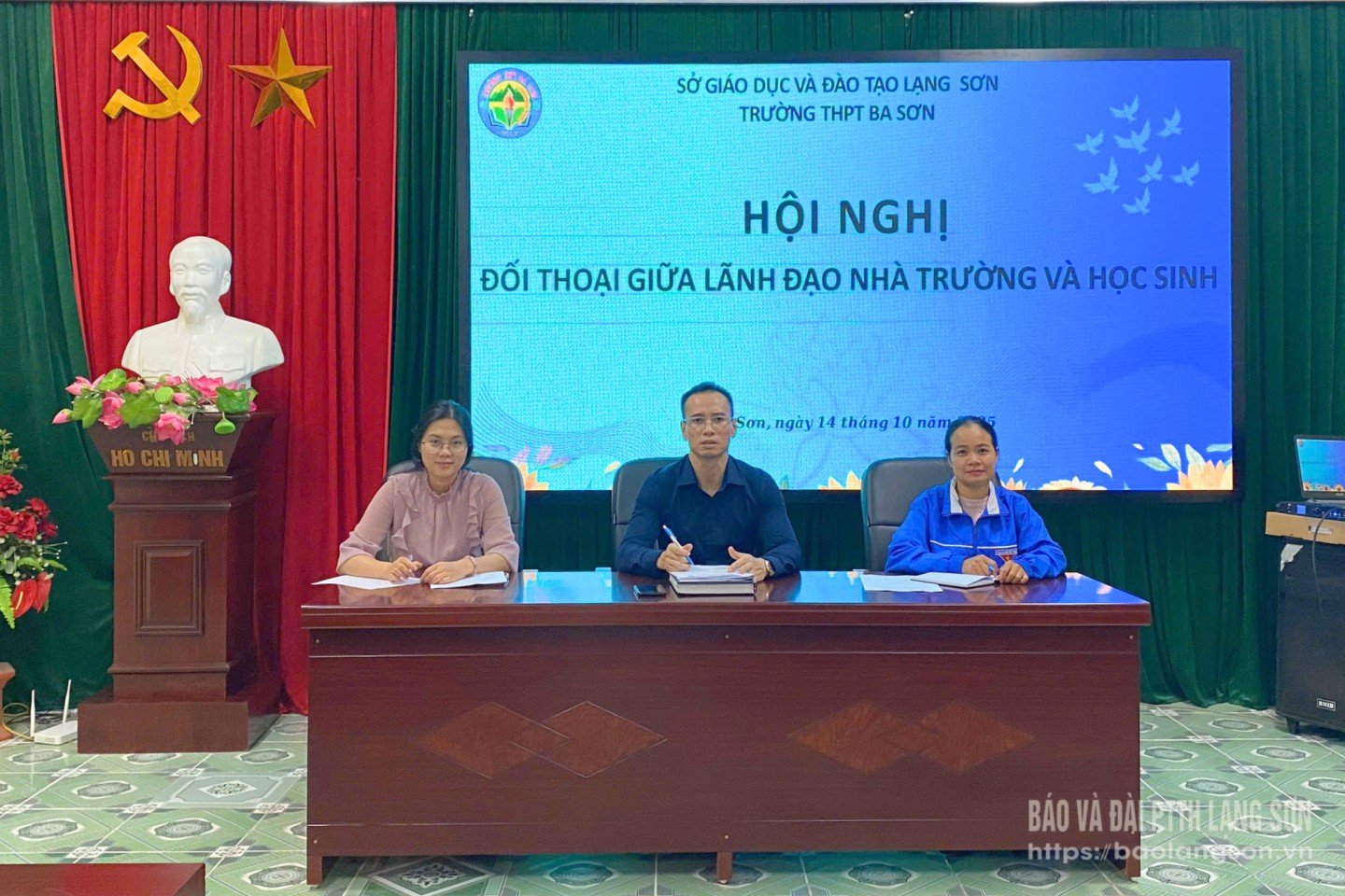 Đại diện Ban giám hiệu và Đoàn trường Trường THPT Ba Sơn lắng nghe các ý kiến từ học sinh tại buổi đối thoại đối thoại giữa lãnh đạo nhà trường với học sinh