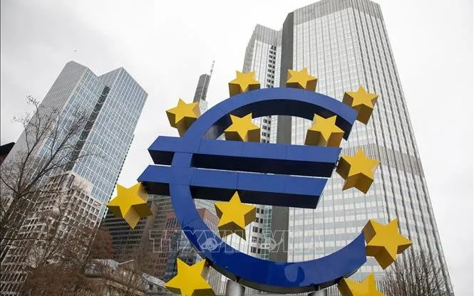 Az euró szimbóluma az Európai Központi Bank frankfurti székháza előtt. (Fotó: AFP/TTXVN) Biểu tượng đồng euro ở phía trước trụ sở Ngân hàng Trung ương châu Âu ở Frankfurt, Đức. (Ảnh: AFP/TTXVN)