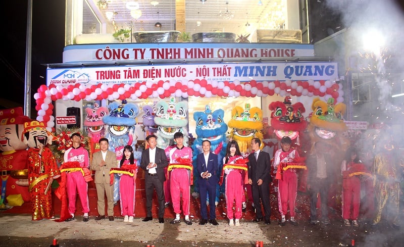 គណៈប្រតិភូបានធ្វើពិធីកាត់ខ្សែបូ ដើម្បីសម្ពោធអគារតាំងបង្ហាញ អគ្គិសនី និងទឹក ក្នុងផ្ទះ Minh Quang។ Các đại biểu thực hiện nghi thức cắt băng khai trương khai trương showroom điện nước – nội thất Minh Quang House