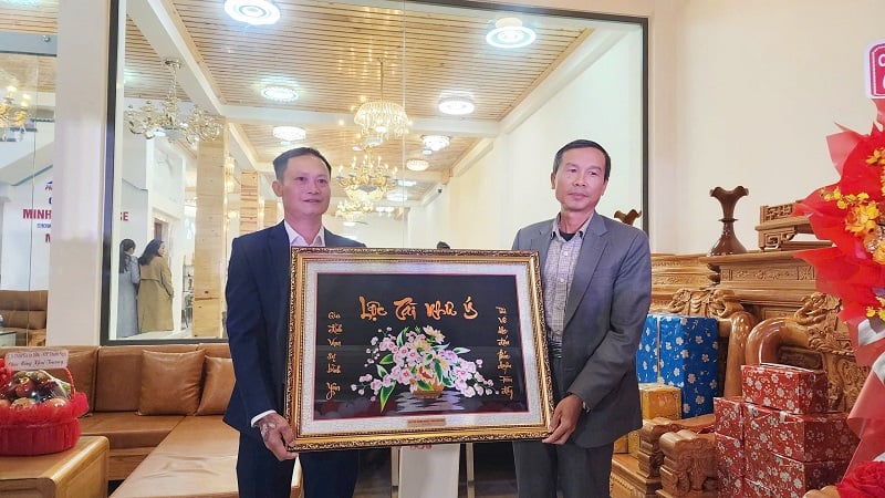 អនុប្រធានសមាគមធុរកិច្ចខេត្ត Lam Dong ជូនអំណោយអបអរសាទរដល់អង្គភាពអាជីវកម្មសមាជិក។ Phó Chủ tịch Hiệp hội Doanh nghiệp tỉnh Lâm Đồng tặng quà chúc mừng doanh nghiệp hội viên.