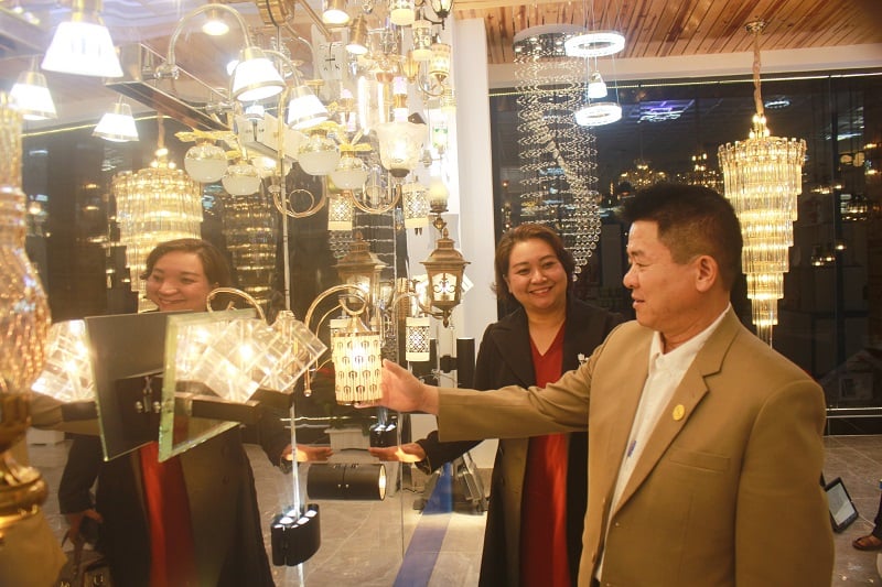 ប្រតិភូទស្សនាផលិតផលនៅបន្ទប់តាំងបង្ហាញ។ Các đại biểu tham quan sản phẩm tại showroom.