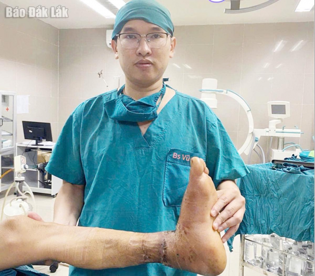 Pacientovi byla noha znovu připevněna po 3 hodinách operace.