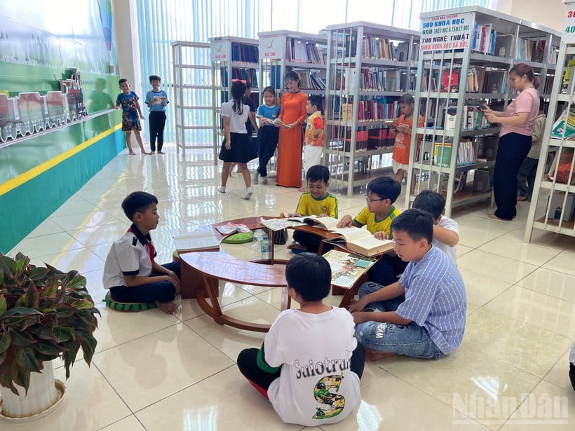 Bạn đọc tại Thư viện tỉnh Đồng Tháp.