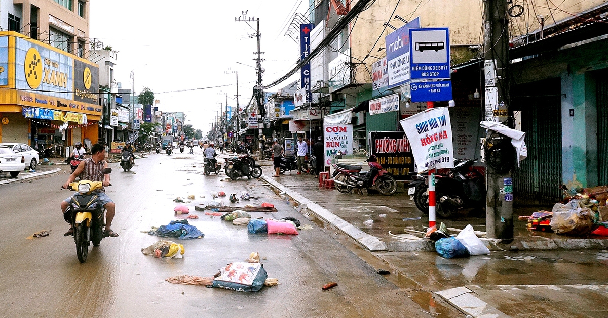 Sau lũ lụt lịch sử, quốc lộ 1 qua Đà Nẵng vẫn ngập, ngổn ngang khắp nơi