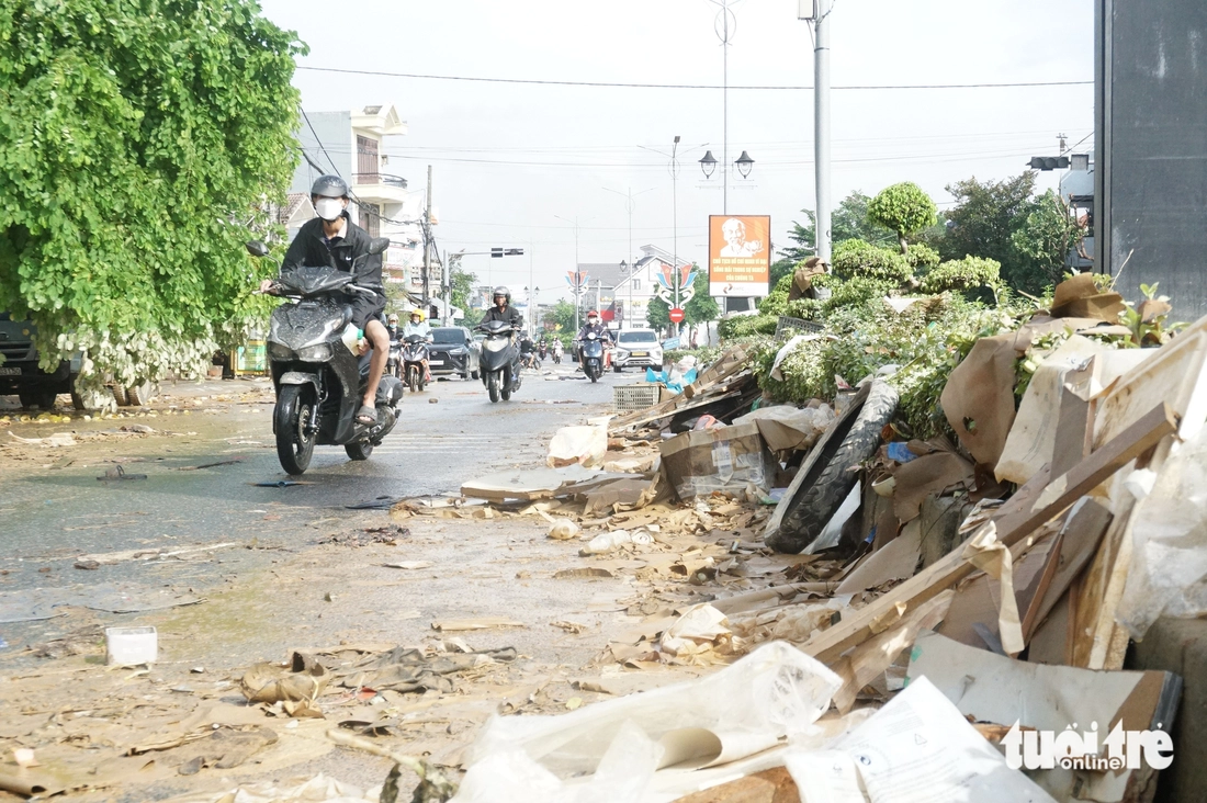 Sau lũ lụt lịch sử, quốc lộ 1 qua Đà Nẵng vẫn ngập, ngổn ngang khắp nơi - Ảnh 2.