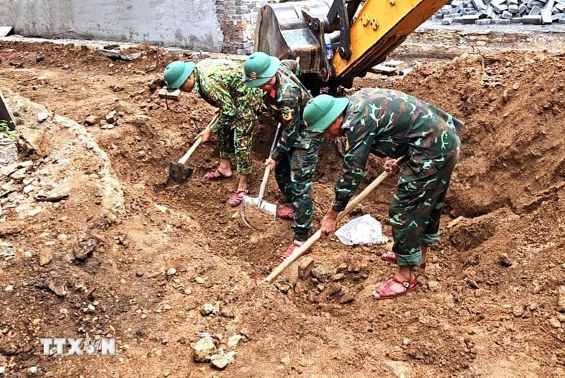 A Quang Tri Tartományi Katonai Parancsnokság 584-es csapata megszervezte a mártírok földi maradványainak felkutatását és összegyűjtését a Bo De Iskola ereklyehelyén. (Fotó: VNA)