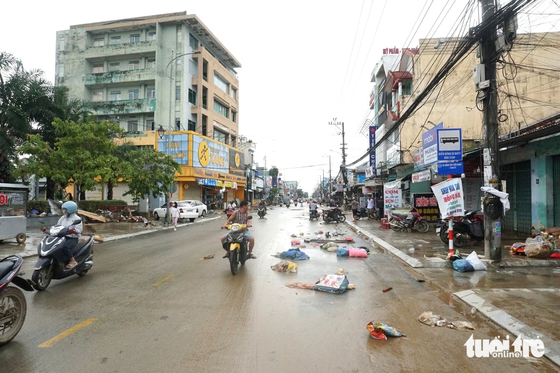 Sau lũ lụt lịch sử, quốc lộ 1 qua Đà Nẵng vẫn ngập, ngổn ngang khắp nơi - Ảnh 4.