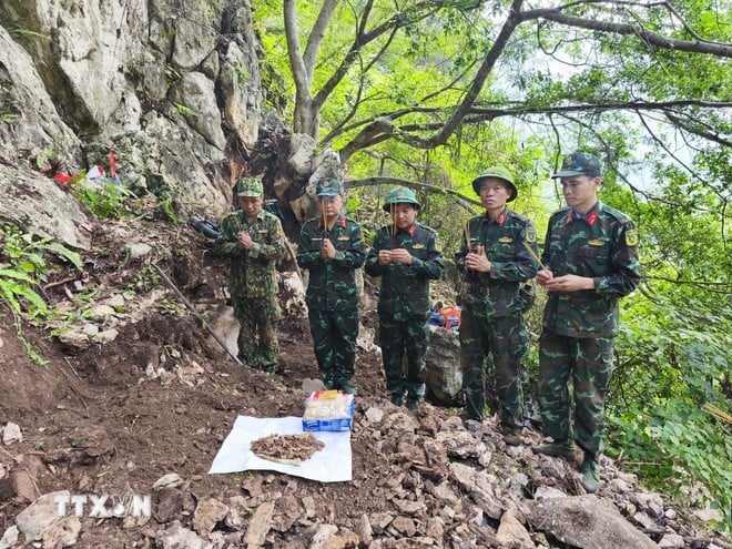 A mártírok maradványait kereső és összegyűjtő csapat füstölőt gyújtott a High Point 211. szám alatt felfedezett mártír maradványainak emlékére. (Fotó: VNA)