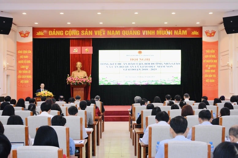 معاون وزیر، فام نگوک تونگ، از تلاشهای مدیران و معلمان پیشدبستانی در سراسر کشور در طول ۷ سال اجرای پروژه ۳۳ بسیار قدردانی کرد - عکس: VGP/Thu Trang