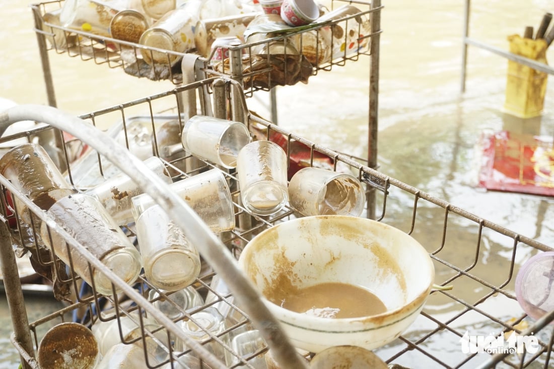 Sau lũ lụt lịch sử, quốc lộ 1 qua Đà Nẵng vẫn ngập, ngổn ngang khắp nơi - Ảnh 7.