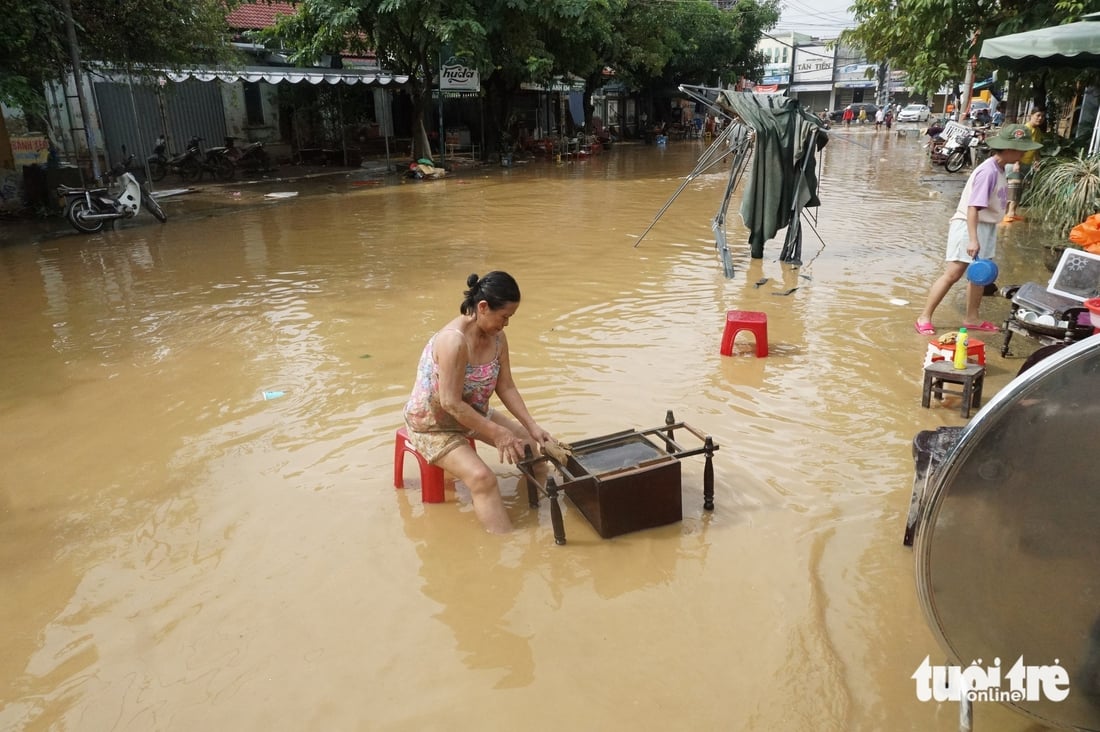 Sau lũ lụt lịch sử, quốc lộ 1 qua Đà Nẵng vẫn ngập, ngổn ngang khắp nơi - Ảnh 8.