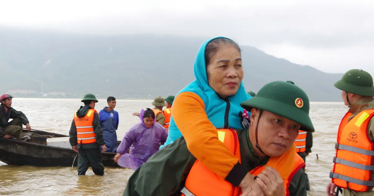 Hà Tĩnh: Sơ tán người dân ở vùng ngập lụt đến nơi an toàn