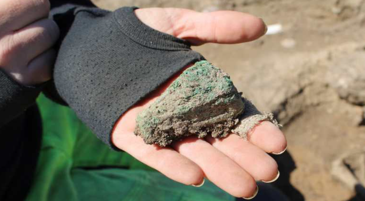 ໂຄງກະດູກທີ່ຖືກຮັກສາໄວ້ຢ່າງບໍ່ຫນ້າເຊື່ອເຫຼົ່ານີ້ໄດ້ຖືກຝັງໄວ້ດ້ວຍວັດຖຸບູຮານຕ່າງໆເຊັ່ນມີດ, ເຄື່ອງປະດັບ ແລະໄປເຊຍກັນ. ຮູບພາບ: @Michael Borre Lundo. 3-9236.png