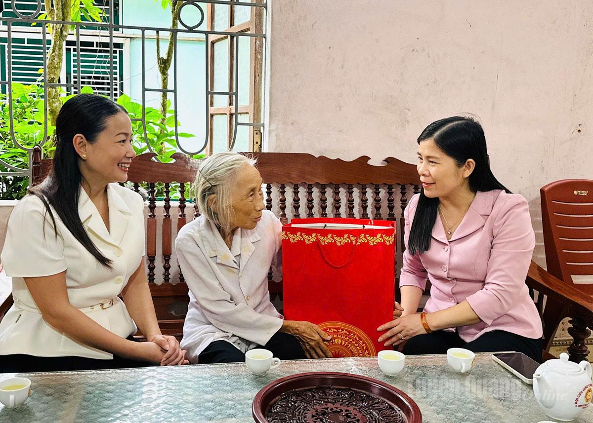 សមមិត្ត Le Thi Thanh Tra អនុប្រធានក្រុមប្រឹក្សាប្រជាជនខេត្ត បានចុះសួរសុខទុក្ខ និងជូនអំណោយដល់គ្រួសារដែលមានស្ថានភាពលំបាក ជាពិសេសក្នុងវួដ។