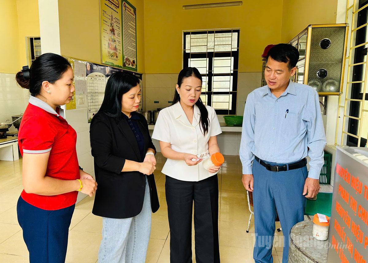 ក្រុមត្រួតពិនិត្យបានពិនិត្យសំណាកម្ហូបអាហារនៅសាលាមត្តេយ្យ Huong Sen ។