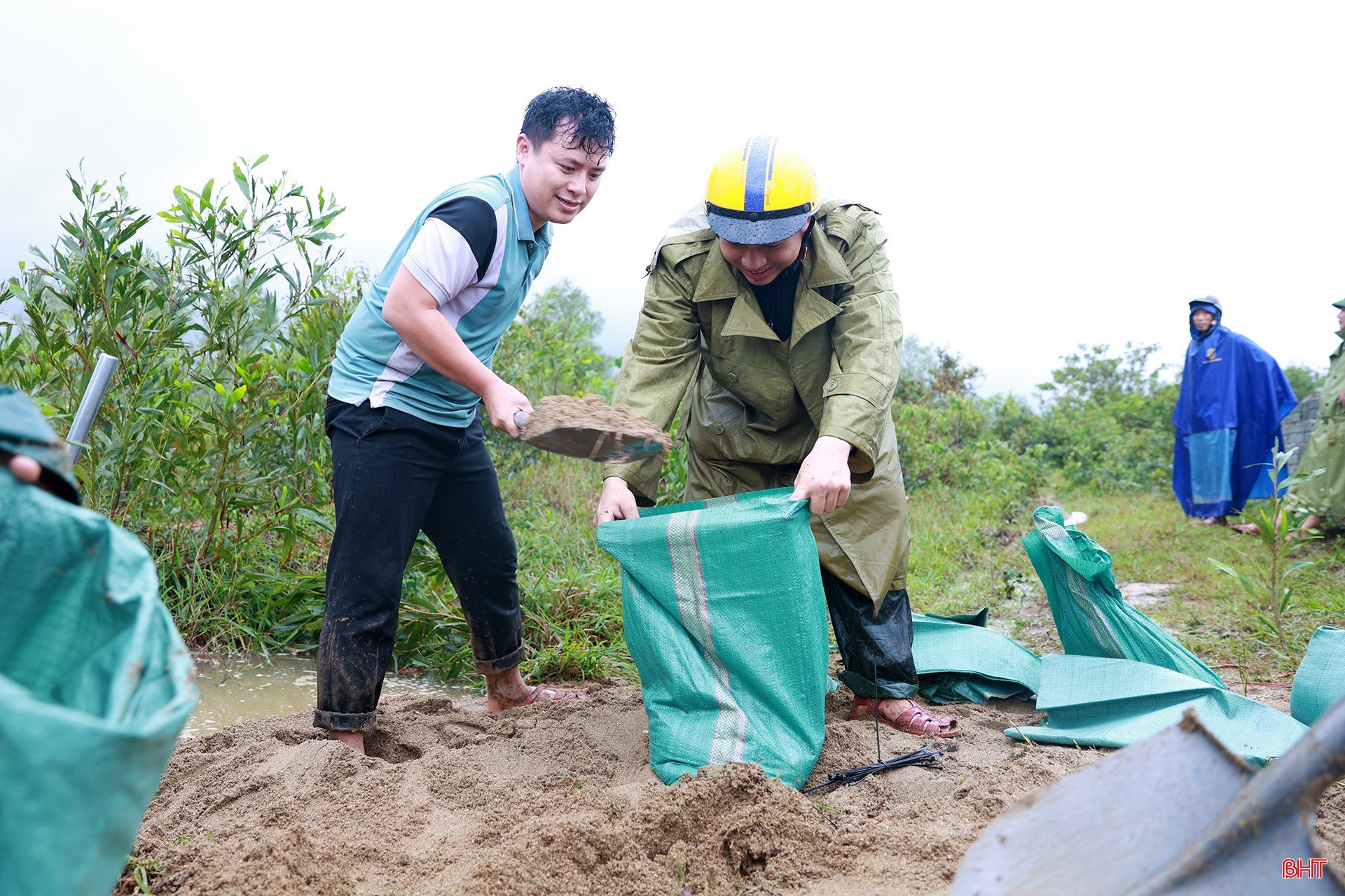 ພາຍຫຼັງໄດ້ຮັບຮູ້ເຫດການດັ່ງກ່າວ, ເຂດວັງແອງໄດ້ລະດົມກຳລັງທະຫານ, ທະຫານ, ທະຫານປ້ອງກັນປະເທດ 100 ກວ່າຄົນ... ຂົນສົ່ງຊາຍ ແລະ ຖົງຫີນ ໄປເສີມສ້າງທ່າກຳປັ່ນຊົ່ວຄາວ ແລະ ແກ້ໄຂກະແສນ້ຳ ເພື່ອຈຳກັດການແຜ່ລະບາດຂອງດິນເຈື່ອນ. bqbht_br_img-4353.jpg