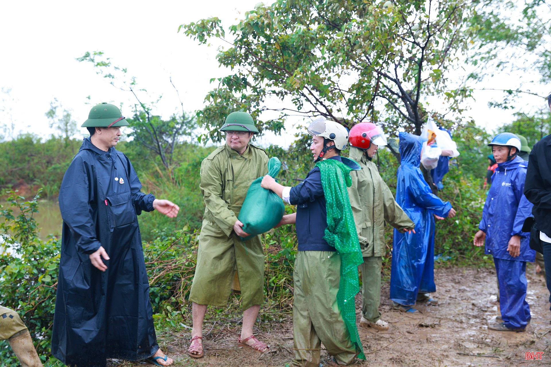 ຕາມອຳນາດການປົກຄອງທ້ອງຖິ່ນແລ້ວ, ຖ້າເຂື່ອນ Con Tre ບໍ່ໄດ້ຮັບການເສີມຂະຫຍາຍ, ໄດ້ຮັບການປ້ອງກັນ, ຍົກສູງທັນເວລາ, ມັນຈະພັງທະລາຍລົງ, ເປັນໄພຂົ່ມຂູ່ຕໍ່ຄວາມປອດໄພຂອງຫຼາຍພັນຄອບຄົວທີ່ດຳລົງຊີວິດຢູ່ລຽບຕາມເຂື່ອນ. bqbht_br_img-4292.jpg