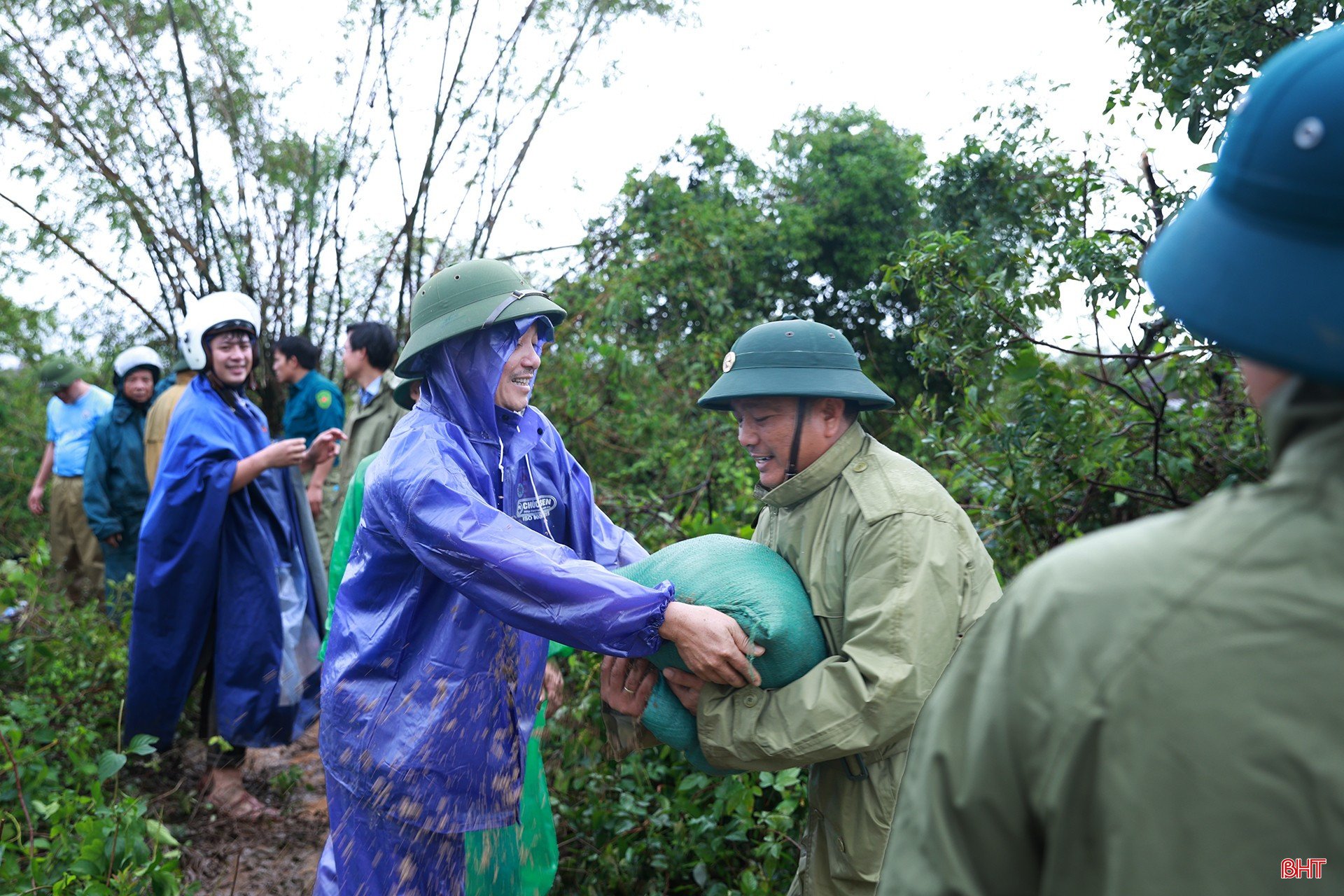 ທ່ານ ຫງວຽນເຕິ໋ນແອງ, ປະທານຄະນະກຳມະການປະຊາຊົນເຂດວັງແອງໃຫ້ຮູ້ວ່າ: “ພວກຂ້າພະເຈົ້າໄດ້ປະຕິບັດຄຳຂວັນ 4 ຂໍ້, ລະດົມກຳລັງແຮງ ແລະ ບັນດາວິທີການເພື່ອຮັບມືກັບດິນເຈື່ອນໂດຍໄວ. ສືບຕໍ່ສົ່ງກຳລັງໄປປະຕິບັດໜ້າທີ່, ຕິດຕາມສະພາບໄພນ້ຳຖ້ວມຢ່າງໃກ້ຊິດ ເພື່ອຕອບສະໜອງຢ່າງທັນການ.” bqbht_br_img-4311.jpg