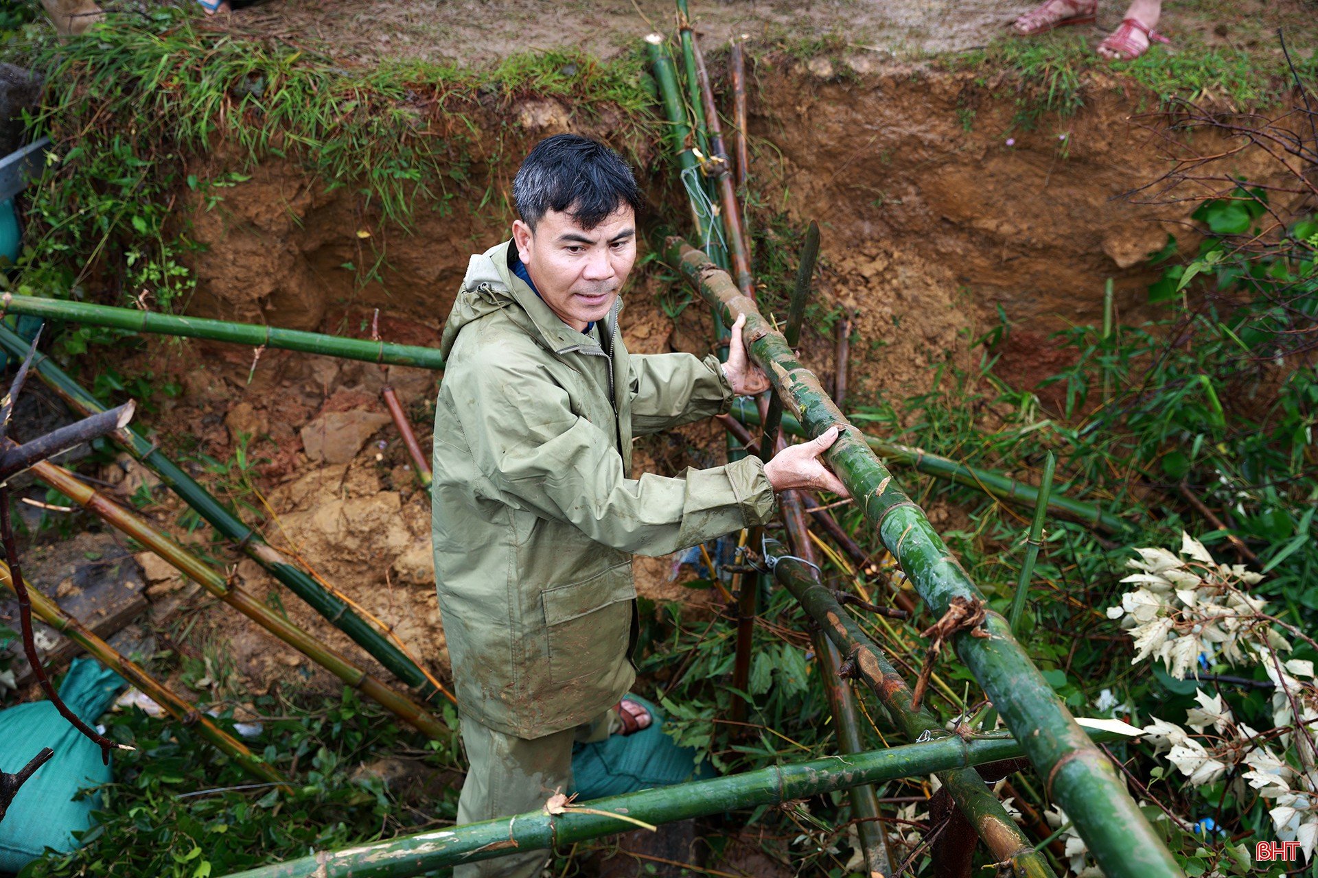 ກອງກຳລັງໄດ້ໃຊ້ໄມ້ໄຜ່ເປັນຄັນຮົ່ມເພື່ອກີດກັ້ນກະເປົ໋າຊາຍ. bqbht_br_img-4287.jpg