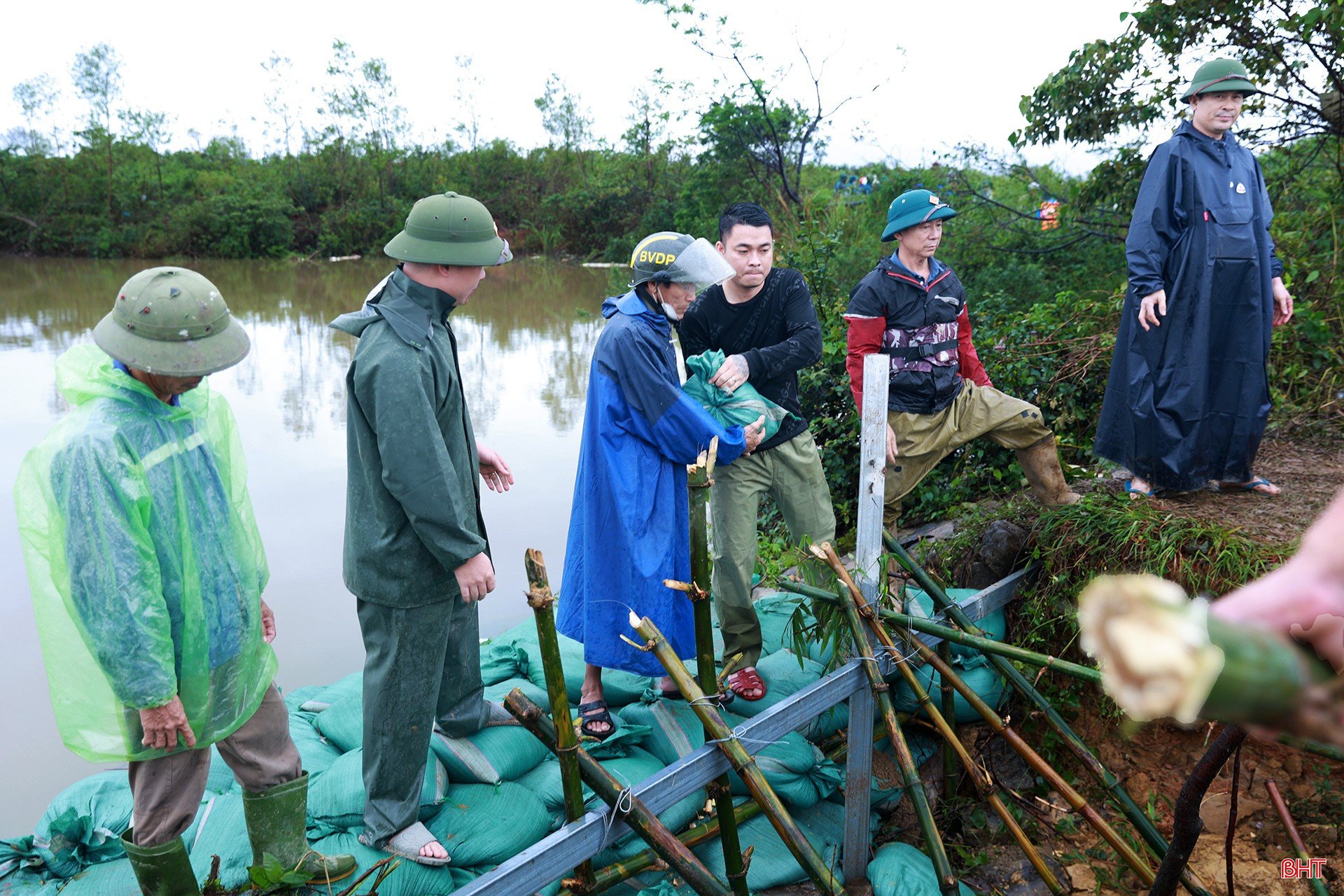 ເຖິງວ່າໄດ້ປະຕິບັດໜ້າທີ່ໃນສະພາບອາກາດທີ່ຮ້າຍແຮງ, ຝົນຕົກໜັກ ແລະ ລົມແຮງກໍ່ຕາມ, ແຕ່ພະນັກງານ, ນັກຮົບຍັງໄດ້ທຳຄວາມພະຍາຍາມຈົນສຸດຄວາມສາມາດເພື່ອສຳເລັດວຽກງານ. bqbht_br_img-4286.jpg