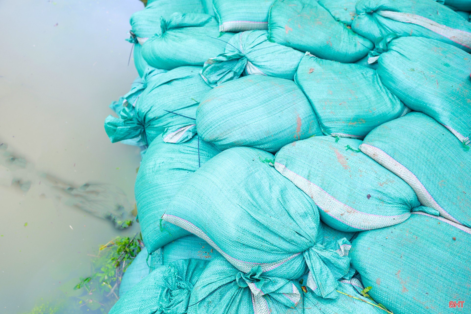 ຖົງຊາຍຖືກວາງໄວ້ສູງກວ່າໜ້າດິນເພື່ອຄວາມປອດໄພ. bqbht_br_img-4371.jpg