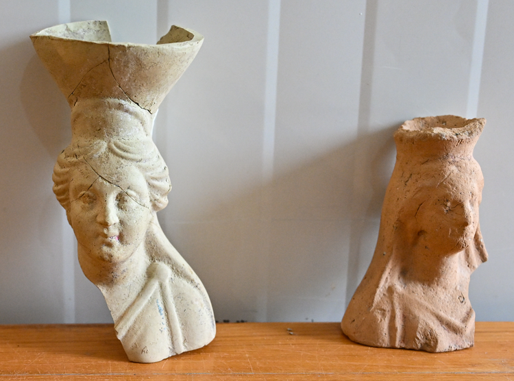 ຮູບປັ້ນເທບທິດານີ້ສະທ້ອນໃຫ້ເຫັນເຖິງອິດທິພົນຂອງວັດທະນະທໍາພາກເຫນືອຂອງຊີເຣຍແລະມັນຍັງເປັນຕົວແທນຂອງ cult goddess ທີ່ສໍາຄັນ. ຮູບພາບ: @Çukurova University. 3.png