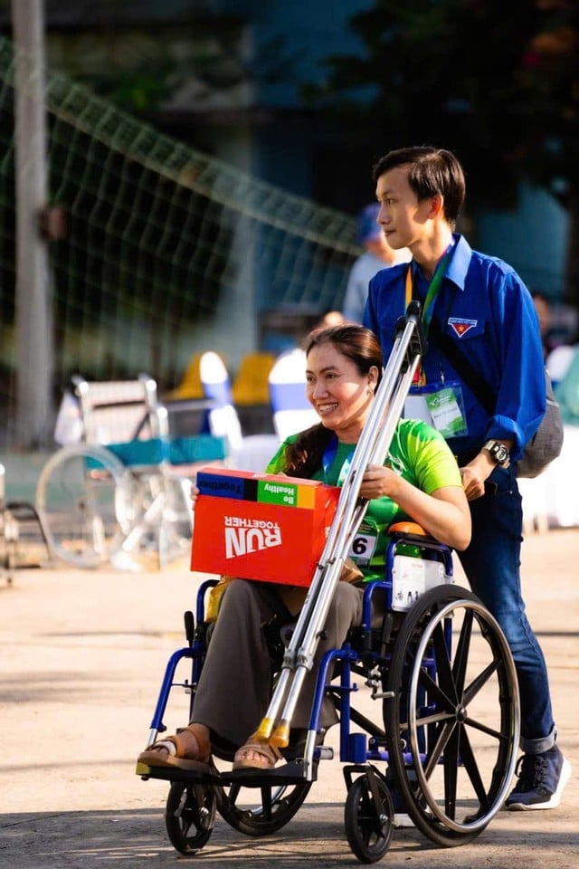 Ánh sáng từ những bước chân - Ảnh 1.