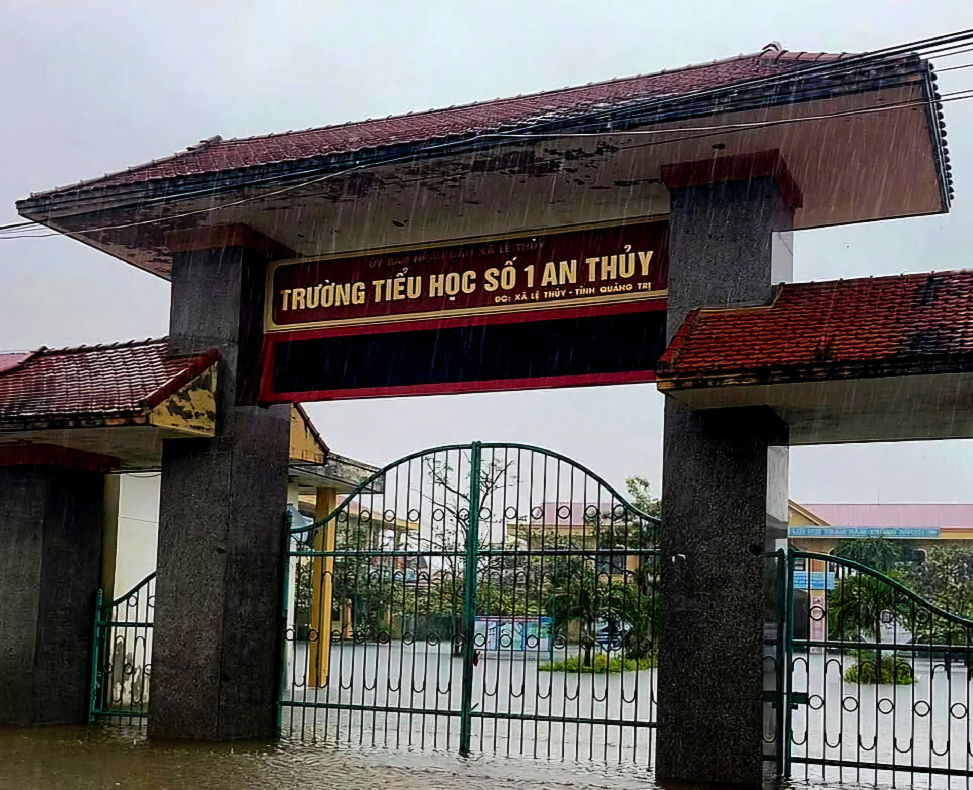 Многие школы в этом районе затоплены. Фото: N.H.