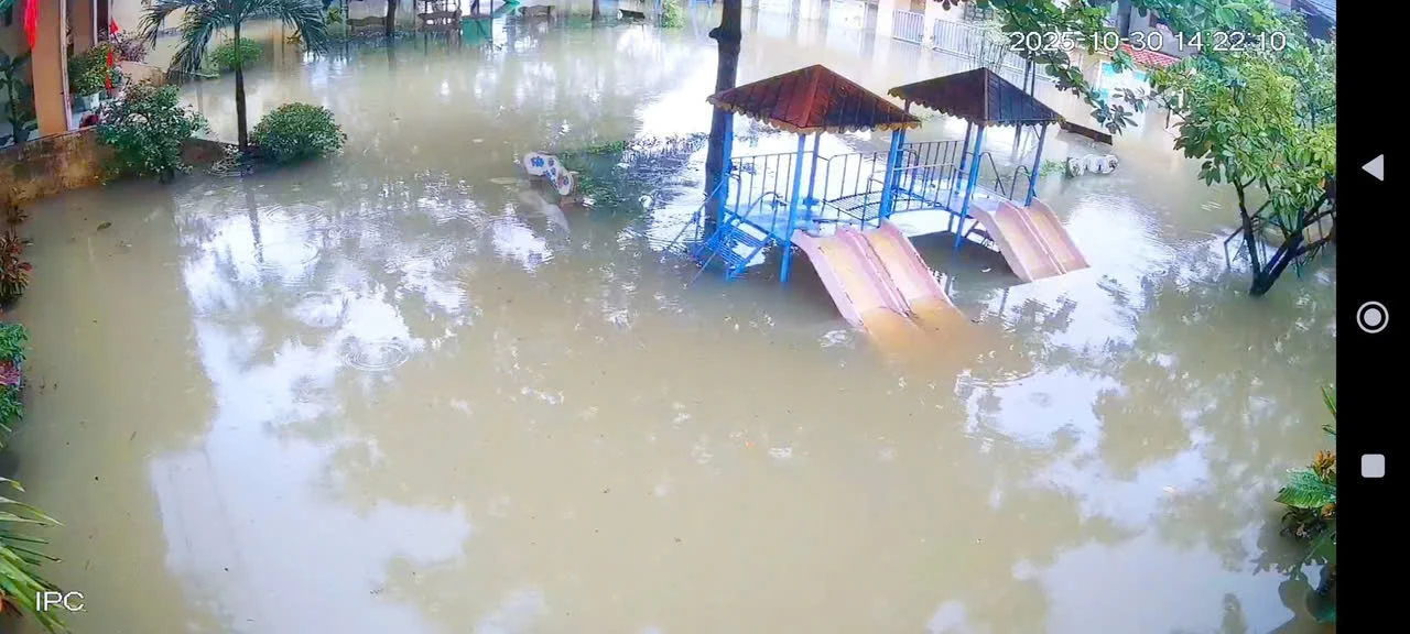 Многие школы в этом районе затоплены. Фото: N.H.