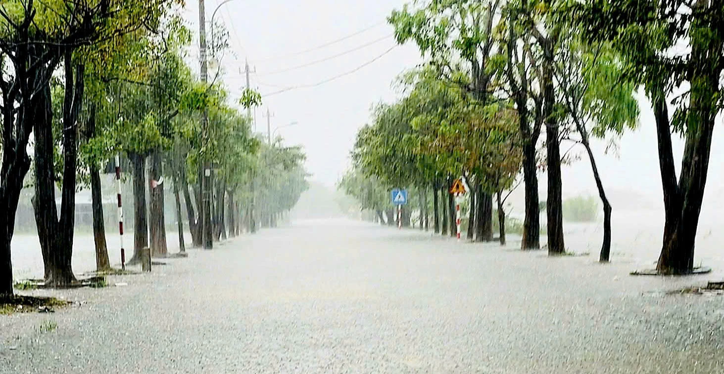 Транспортные пути в коммуне Ле Туи были затоплены 31 октября 2025 года. Фото: N.H.