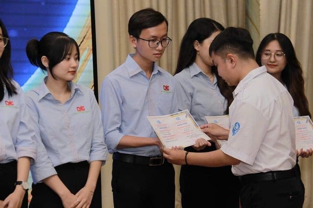 Ánh sáng từ những bước chân - Ảnh 14.