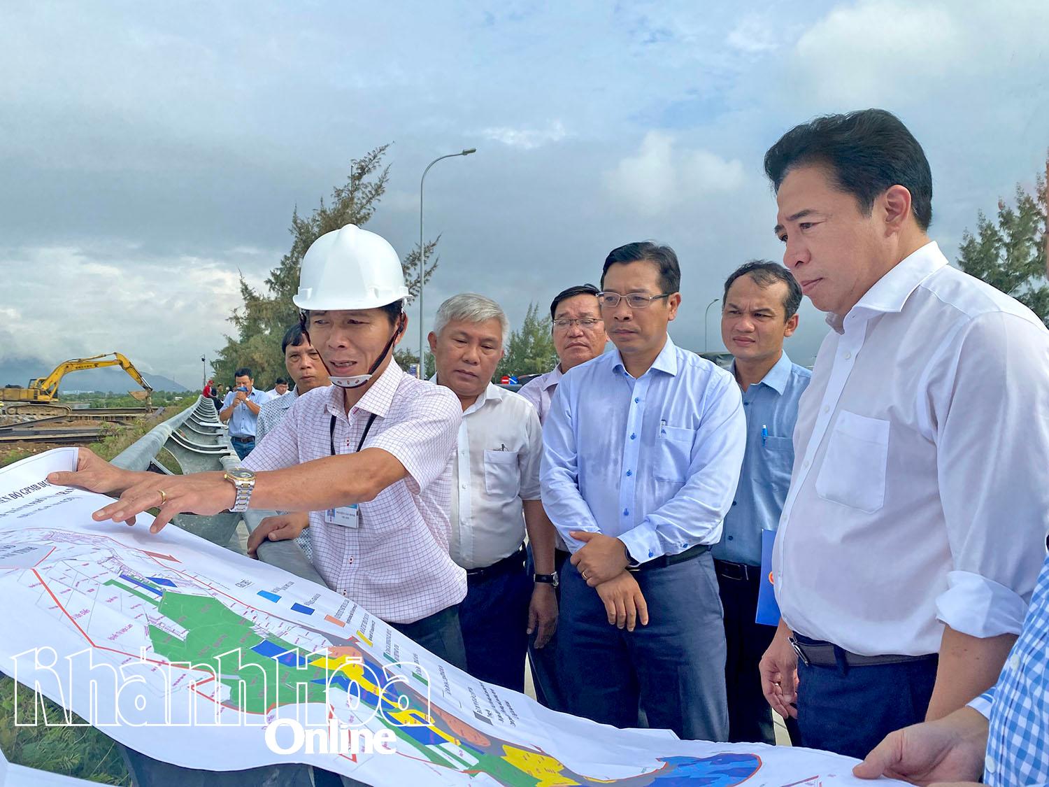 ប្រធានគណៈកម្មាធិការប្រជាជនខេត្ត លោក Nguyen Khac Toan បានត្រួតពិនិត្យវឌ្ឍនភាពជាក់ស្តែងនៃគម្រោងទីក្រុងចម្រុះទីក្រុង Nha Trang។