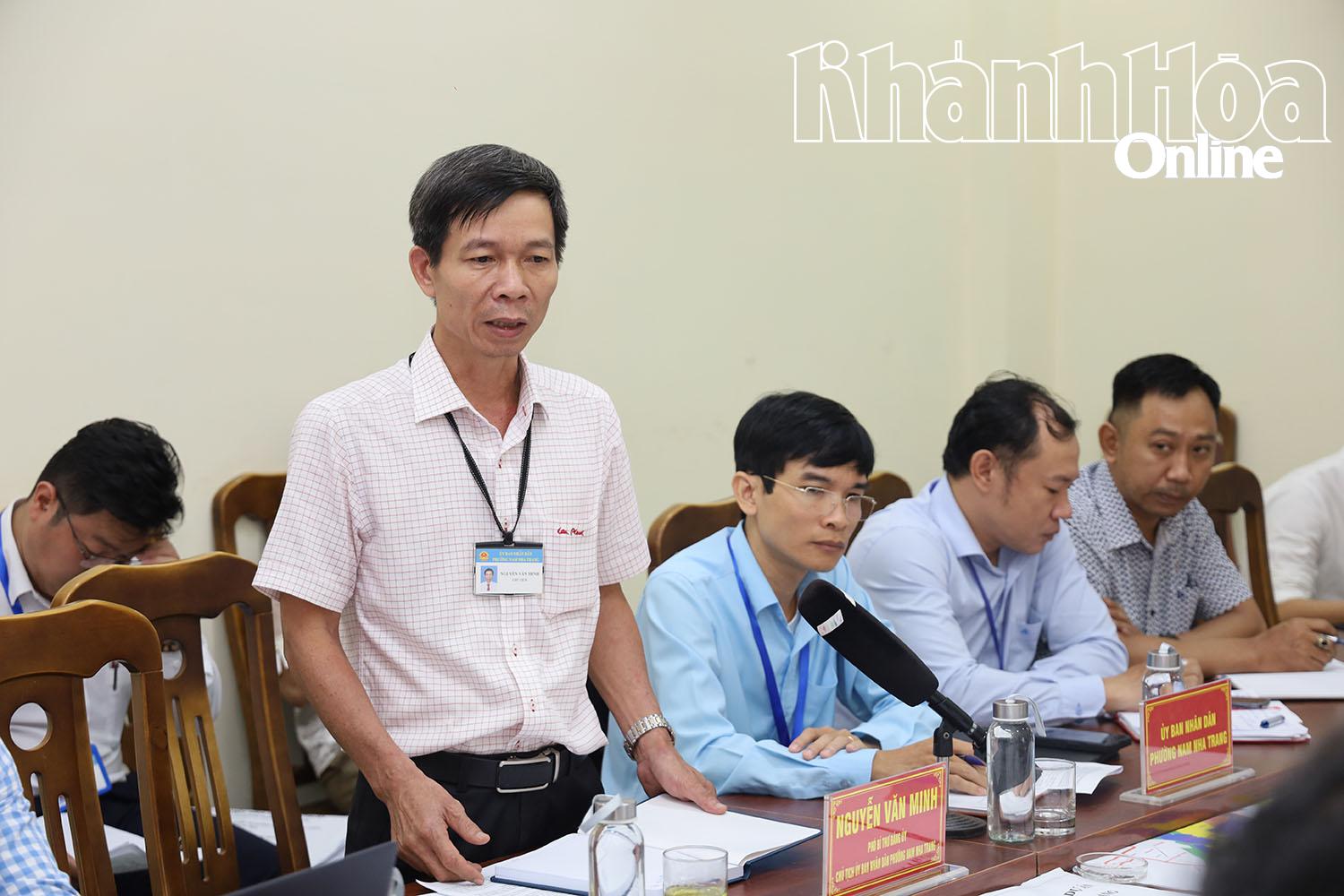 ថ្នាក់ដឹកនាំគណៈកម្មាធិការប្រជាជនសង្កាត់ Nam Nha Trang បានរាយការណ៍នៅក្នុងកិច្ចប្រជុំ។