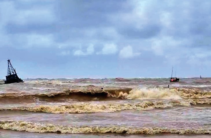 ເຮືອທ່ານ ທູນ (ຂວາ) ມາຊ່ວຍເຮືອຫາປາທີ່ຕິດຄ້າງ - ພາບ: X.THE