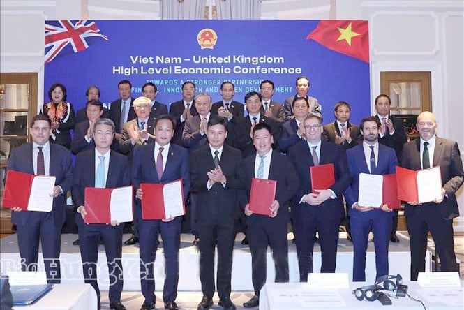 Tổng Bí thư Tô Lâm cùng các đại biểu chứng kiến lễ ký MOU giữa lãnh đạo tỉnh Hưng Yên và các đối tác tại Hội nghị.