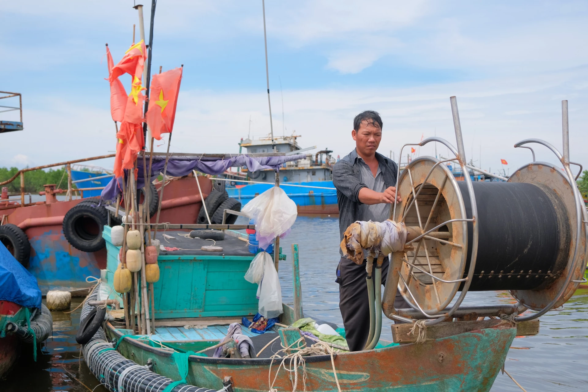 ທ່ານທ້ວນຢູ່ເທິງເຮືອນ້ອຍໄດ້ຊ່ວຍປະຢັດຫລາຍຄົນທີ່ປະສົບກັບຄວາມຫຍຸ້ງຍາກຢູ່ທະເລ - ພາບ: T. Tuyen