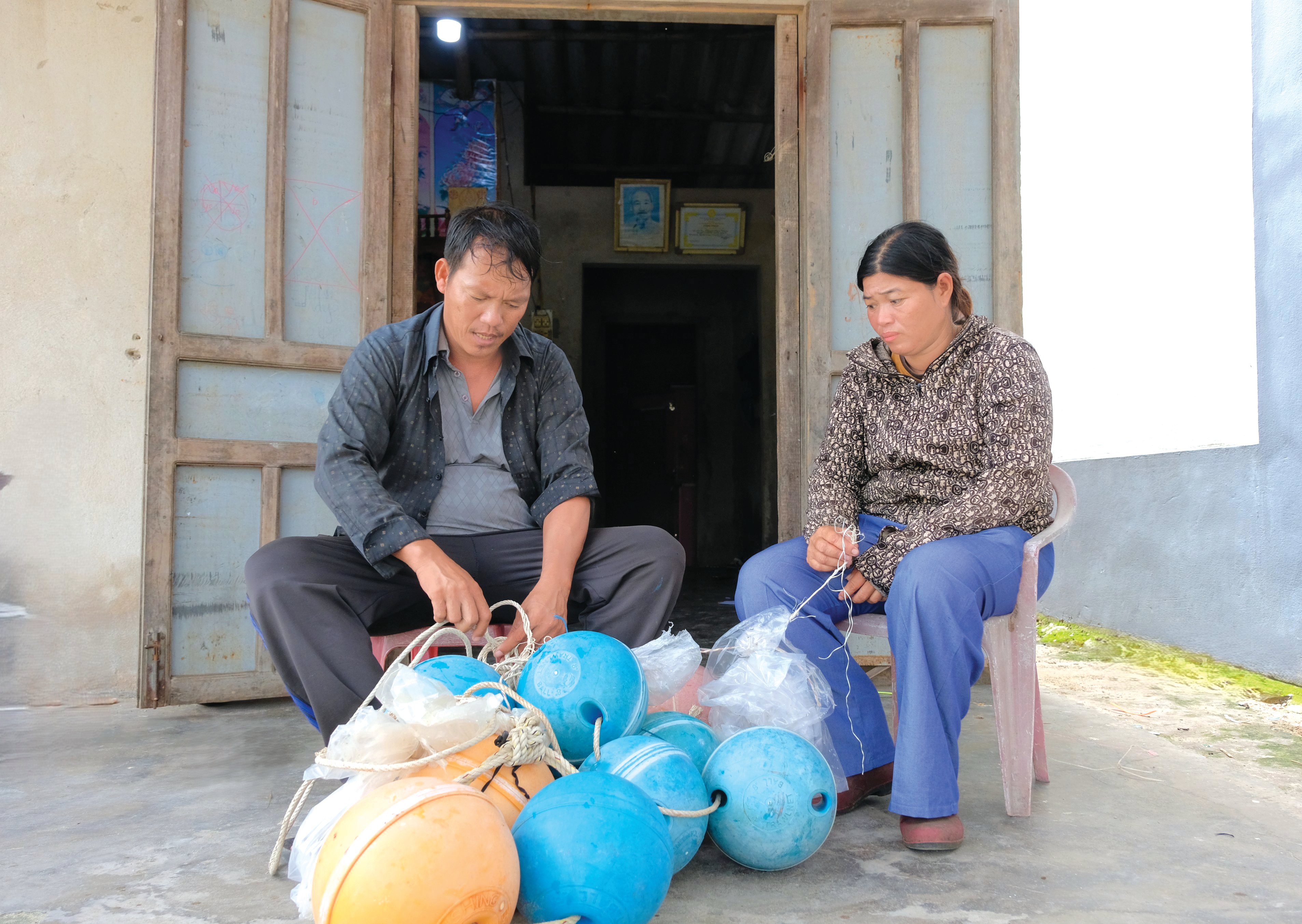 ເຖິງວ່າຊີວິດຍັງເຕັມໄປດ້ວຍຄວາມລຳບາກກໍ່ຕາມ, ແຕ່ທ່ານທ້ຽນເຍີນ ກໍ່ພ້ອມໃຈຊ່ວຍເຫຼືອປະຊາຊົນທີ່ປະສົບກັບຄວາມຫຍຸ້ງຍາກຢູ່ສະເໝີ - ພາບ: T. Tuyen