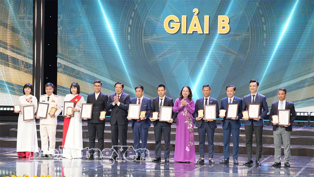 កាសែត Hung Yen និងវិទ្យាល័យបានឈ្នះរង្វាន់ B ក្នុងពិធីប្រគល់រង្វាន់។