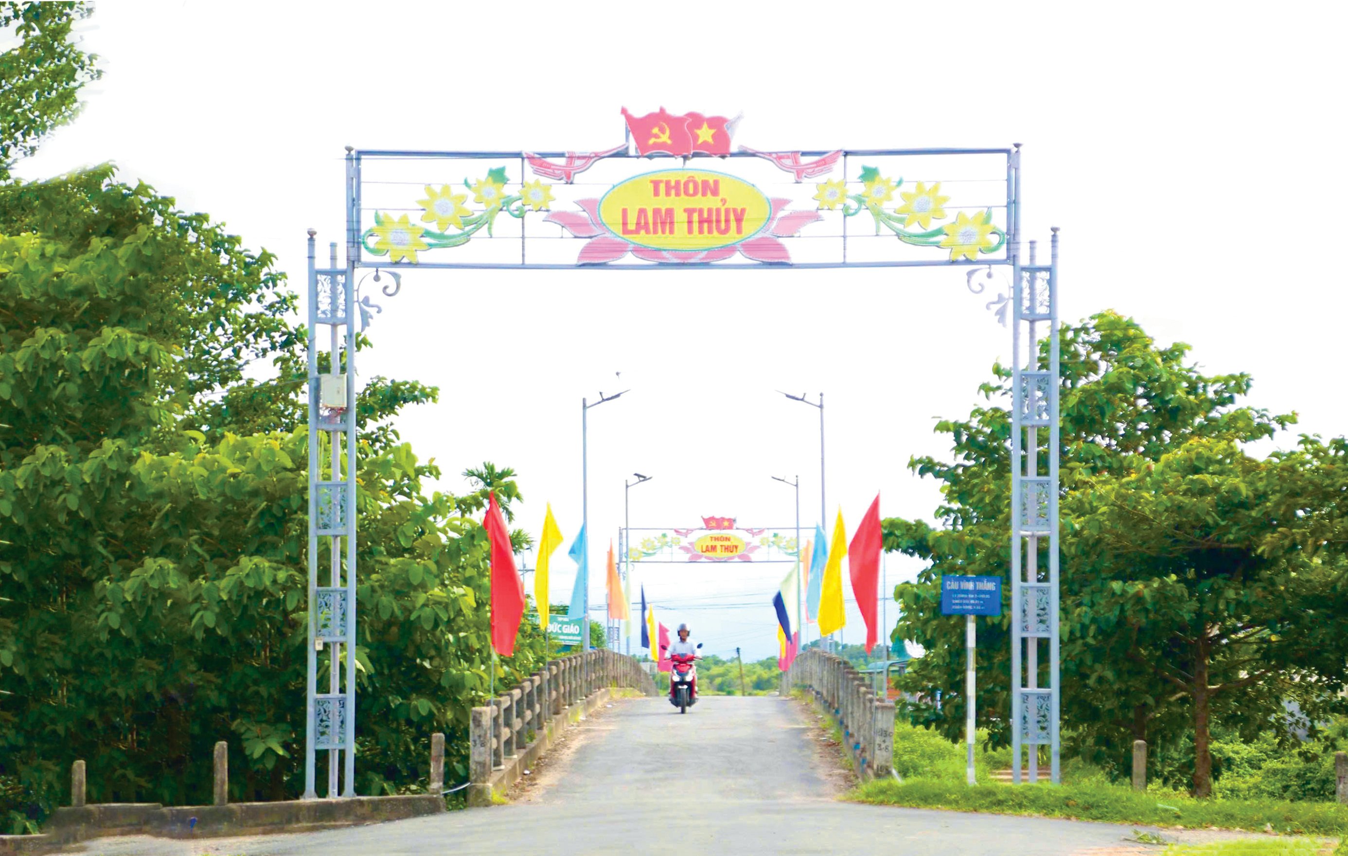 Xây dựng nông thôn mới kiểu mẫu thành công đã tạo đà bứt pthá cho thôn Lam Thủy phát triển - Ảnh: M.Đ