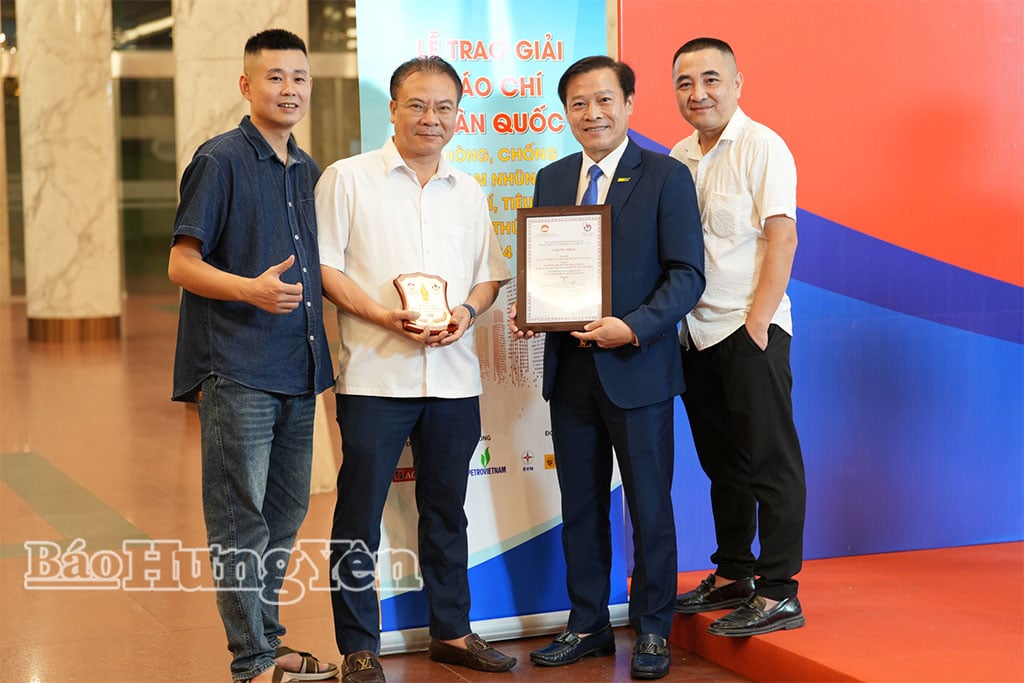 ក្រុមអ្នកនិពន្ធបានឈ្នះរង្វាន់ B នៃកាសែត Hung Yen និងវិទ្យាល័យ។