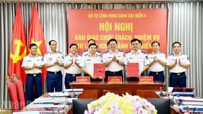 Ο Υποστράτηγος Tran Van Luong και ο Συνταγματάρχης Dao Ba Viet αντάλλαξαν και παρέλαβαν τα πρακτικά παράδοσης-παραλαβής.