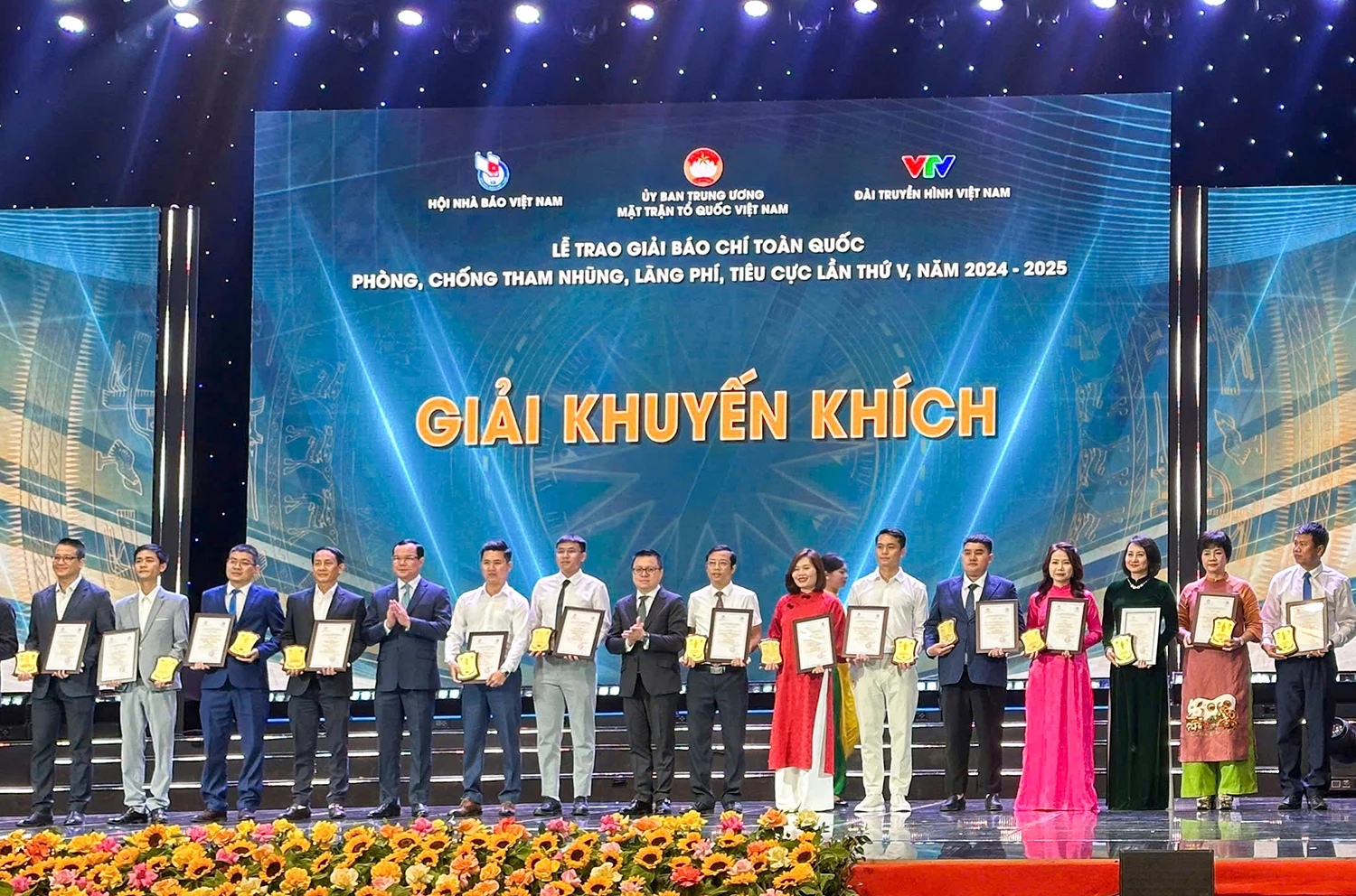 Perwakilan Panitia Penyelenggara memberikan Penghargaan Dorongan kepada penulis dan kelompok penulis.