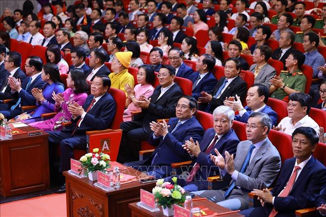 Para pemimpin Partai, Negara, dan Front Tanah Air Vietnam menghadiri upacara penghargaan tersebut. Sumber: VNA.