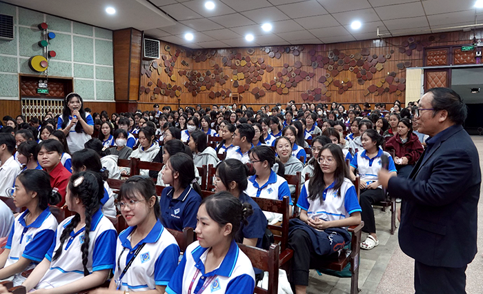 Nhà thơ Trần Đăng Khoa giao lưu với sinh viên Đại học Cần Thơ