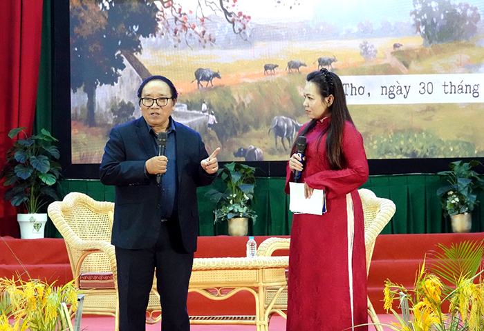 Nhà thơ Trần Đăng Khoa giao lưu với sinh viên Đại học Cần Thơ