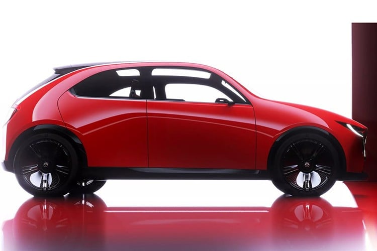 ໃນແງ່ຂອງຮູບລັກສະນະ, ລົດໄຟຟ້າ Vision-X Compact ເບິ່ງຄືວ່າເປັນຮຸ່ນນ້ອຍຂອງ Mazda2. ລົດມີປີ້ງປິດ, ຜະສົມຜະສານກັບແຖບ LED ຮູບຊົງ Fang ແລະໂລໂກ້ Mazda ທີ່ສະຫວ່າງ. 3-9182.jpg