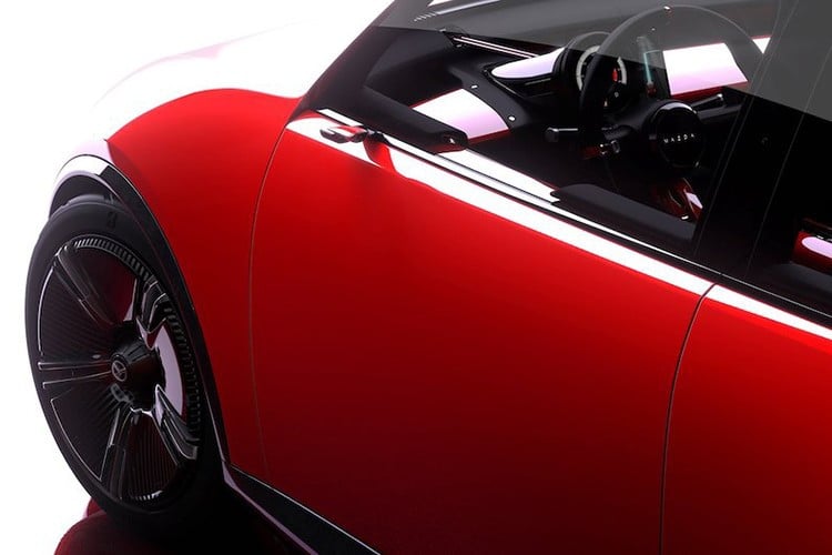 ດ້ວຍຄວາມຍາວ 3,825 ມມ, ກວ້າງ 1,795 ມມ ແລະ ສູງ 1,470 ມມ, Vision-X Compact ສັ້ນກວ່າ Mazda2 ປະມານ 255 ມມ ແລະ ມີຖານລໍ້ສັ້ນກວ່າ 55 ມມ. ນີ້ຖືວ່າເປັນລົດທີ່ເຫມາະສົມສໍາລັບສະພາບແວດລ້ອມໃນຕົວເມືອງທີ່ແອອັດ, ເນັ້ນຫນັກໃສ່ຄວາມຍືດຫຍຸ່ນແລະຄວາມສະດວກສະບາຍ. 8-9042.jpg