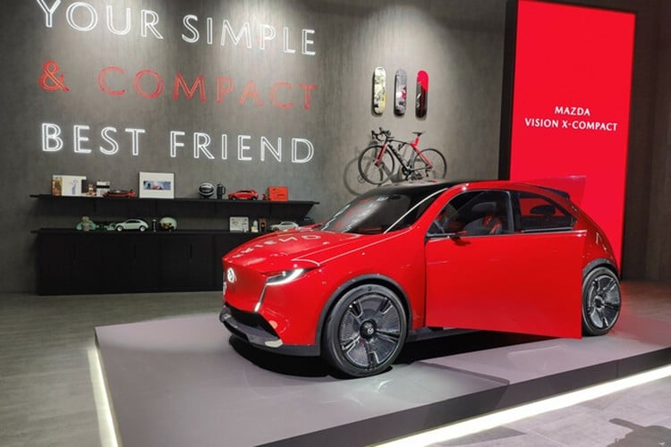 ເອີ້ນວ່າ Lambda:1, ເຄື່ອງຈັກ Skyactiv-Z ໃໝ່ຂອງ Mazda ໄດ້ຖືກປັບປຸງໃຫ້ເໝາະສົມກັບການເຜົາໃຫມ້ສະອາດ, ສົມບູນ, ເຮັດໃຫ້ມັນສາມາດຕອບສະໜອງໄດ້ຕາມລະບຽບການປ່ອຍອາຍພິດຂອງ Euro 7 ແລະມາດຕະຖານ LEV IV ຂອງຄາລິຟໍເນຍ. ຜູ້ຜະລິດລົດຍົນຂອງຍີ່ປຸ່ນວາງແຜນທີ່ຈະຕິດຕັ້ງເຄື່ອງຈັກໃນ CX-5 ໃຫມ່ໃນທ້າຍປີ 2027, ຕາມດ້ວຍ MX-5 ຮຸ່ນຕໍ່ໄປ. 10-6958.jpg