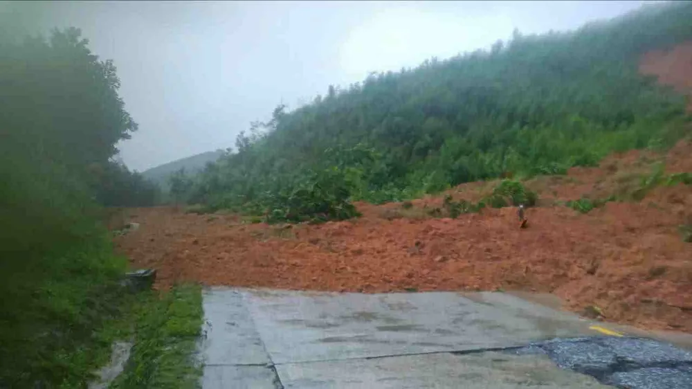 ផ្លូវជាតិជាច្រើនដែលឆ្លងកាត់តំបន់កណ្តាលនៅតែត្រូវបានបិទ ដោយសារទឹកជំនន់ និងការបាក់ដី។ រូបថតគំនូរ។